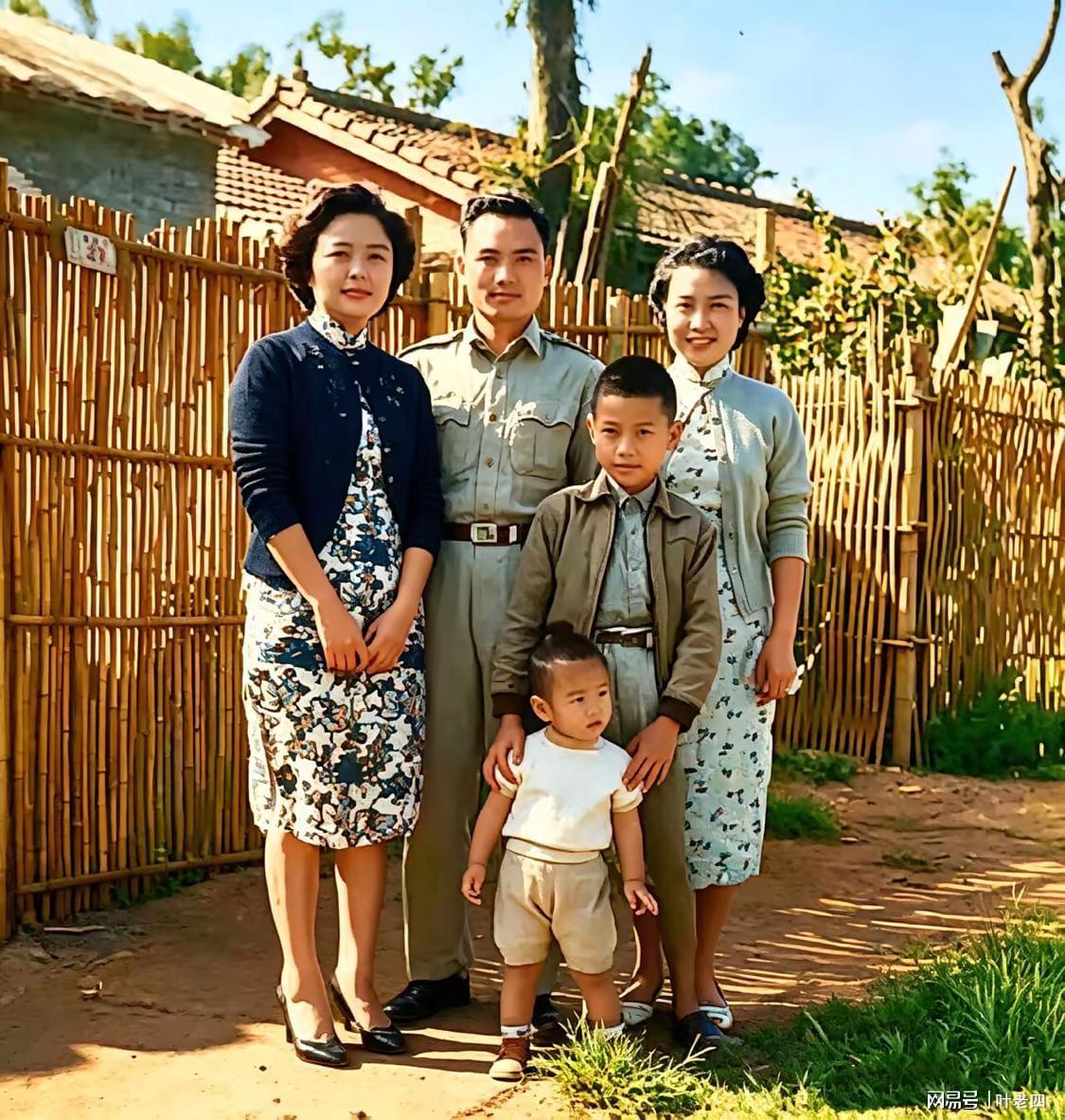 郑丽文和家人的一张合影，时间是1971年，地点是眷村。